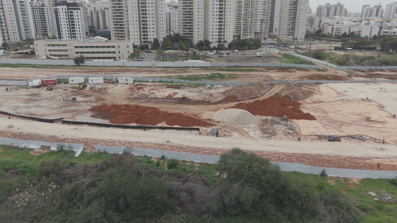 יום ראשון של פינוי מערומי חול במסגרת עבודות פינוי אסבסט. סלילת כביש דרך אם המושבות. 22-1-2026