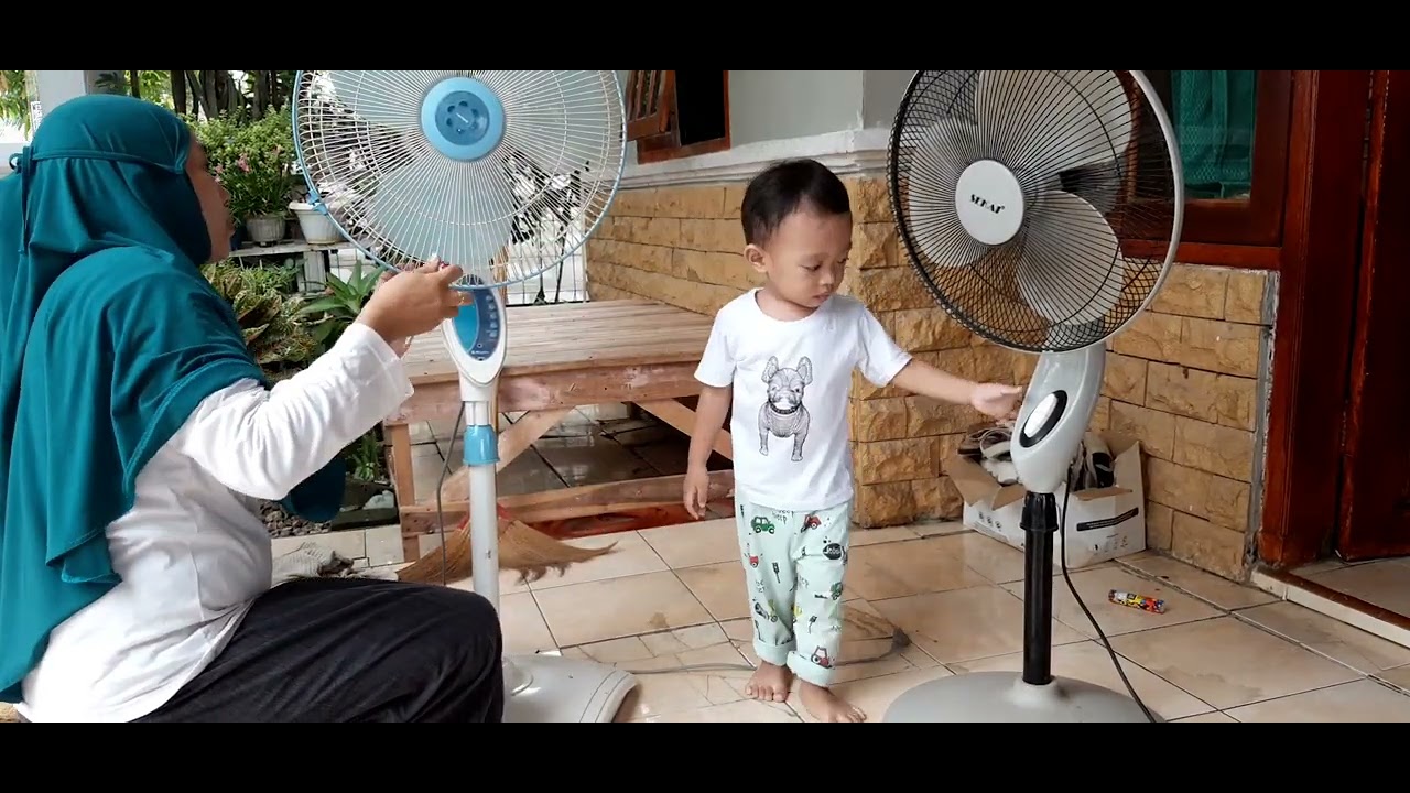 sultan bersihkan kipas bareng bunda