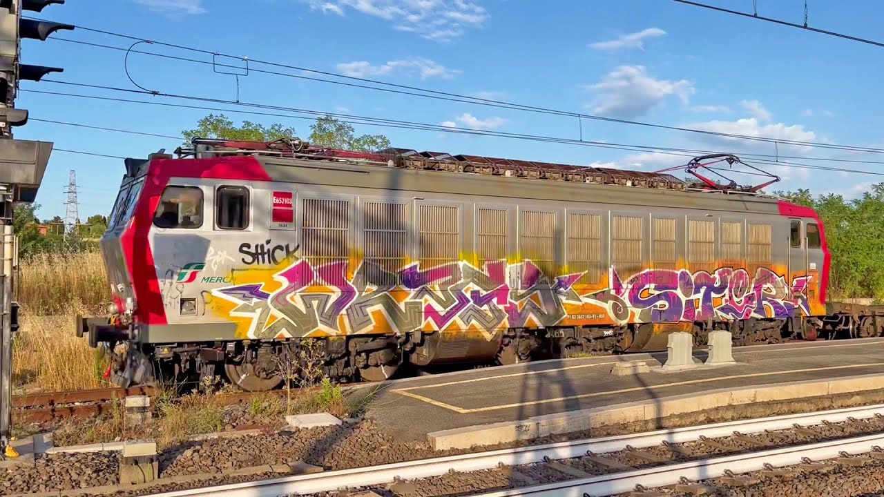 Locomotiva Tigre FS E.652 con treno carri merci in transito alla Stazione ferroviaria Roma Torricola