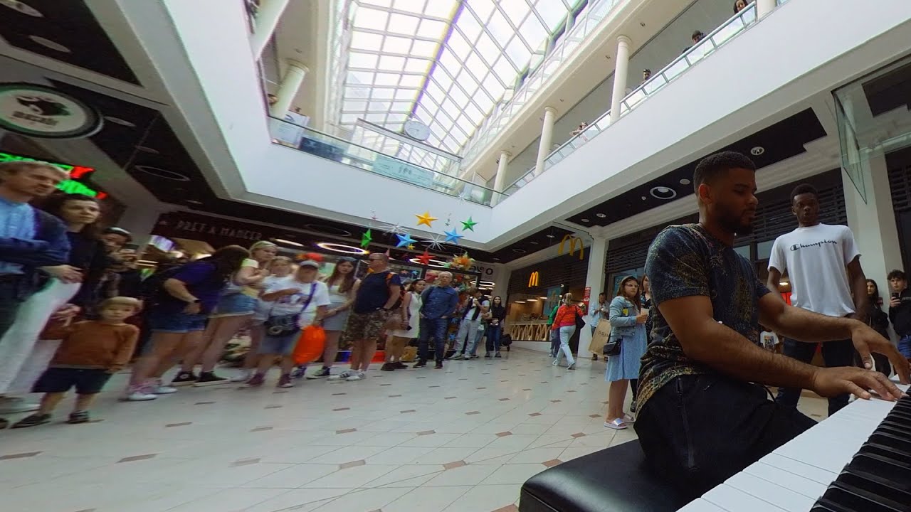 Street piano performance causes standstill in shopping center | Ice Skaters, R.S.I - Karim Kamar
