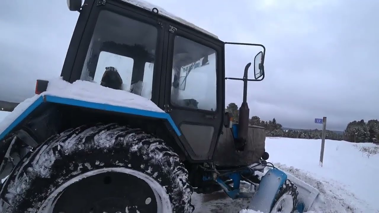 Чистим снег во время праздников.