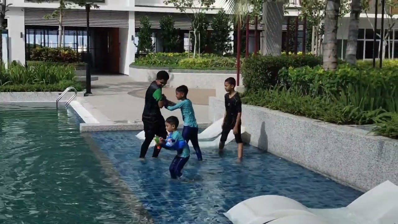 The Shamsul mandi kolam di rumah Raffan Raniya. 7.2.2026. Ideal Condominium, Penang