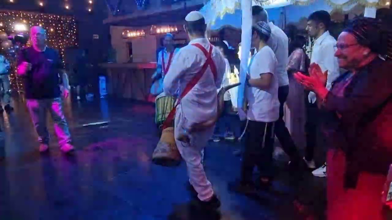 כניסה לבר מצווה+ציון גולן חתן הבר מצווה+שופרות מתופפים+שמע ישראל+ספר תורה+חופה מעל ראש חתן הבר מצווה