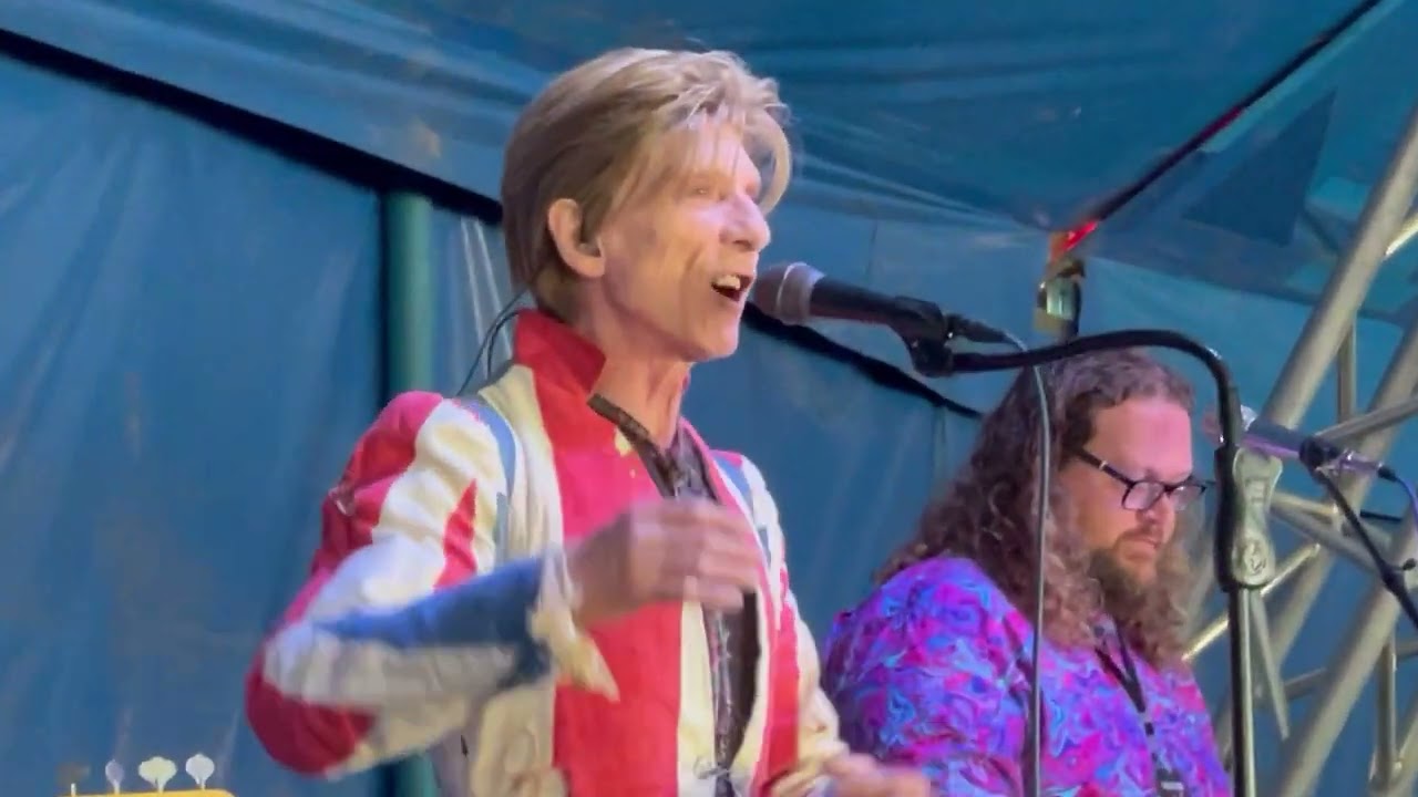 The Bowie Experience at App-Fest 2024 sing Sorrow.