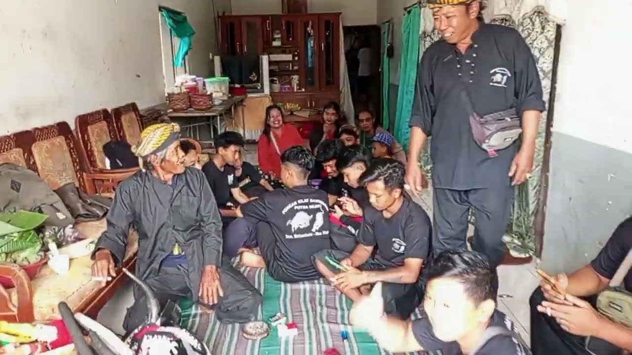 Bantengan pencak silat putra sejati Nuswantoro atraksi di kamp Mbah rembati poro leluhur 