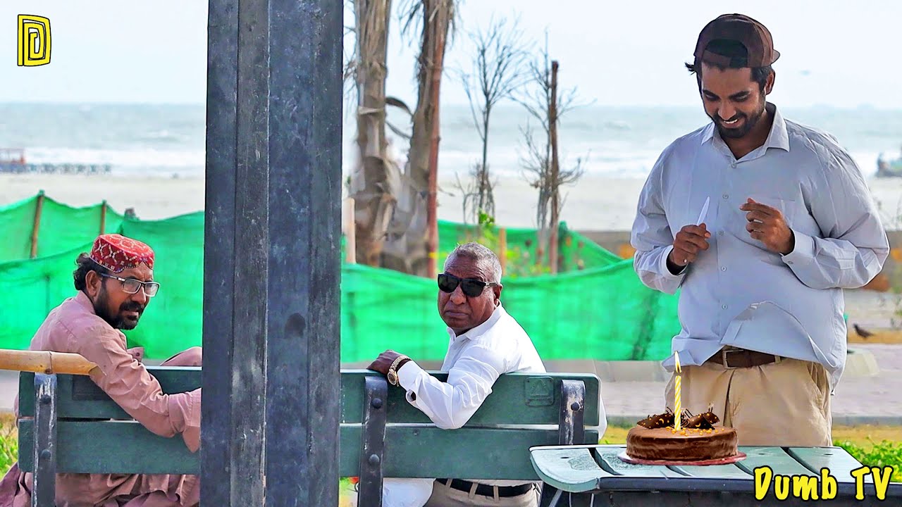 Бедный мальчик празднует день рождения в одиночестве