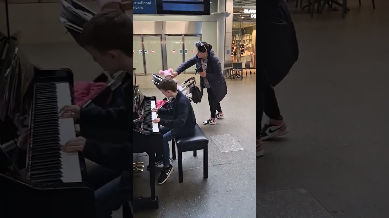 🎹 9-Year-Old Stuns Crowd Playing Piano at King’s Cross Station!