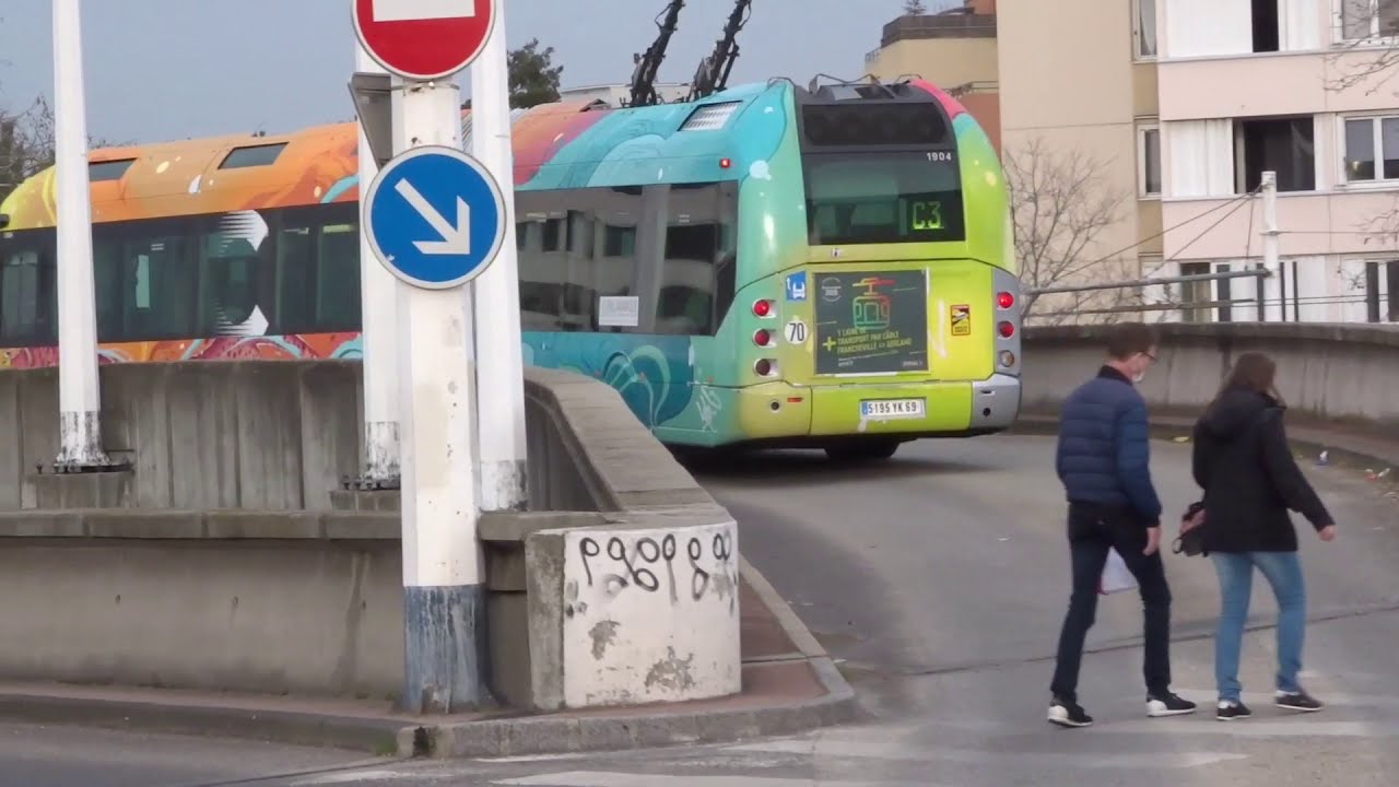 La gare de Laurent Bonnevay Astroballe T C L Groupe ( Arrivée et départ du bus )