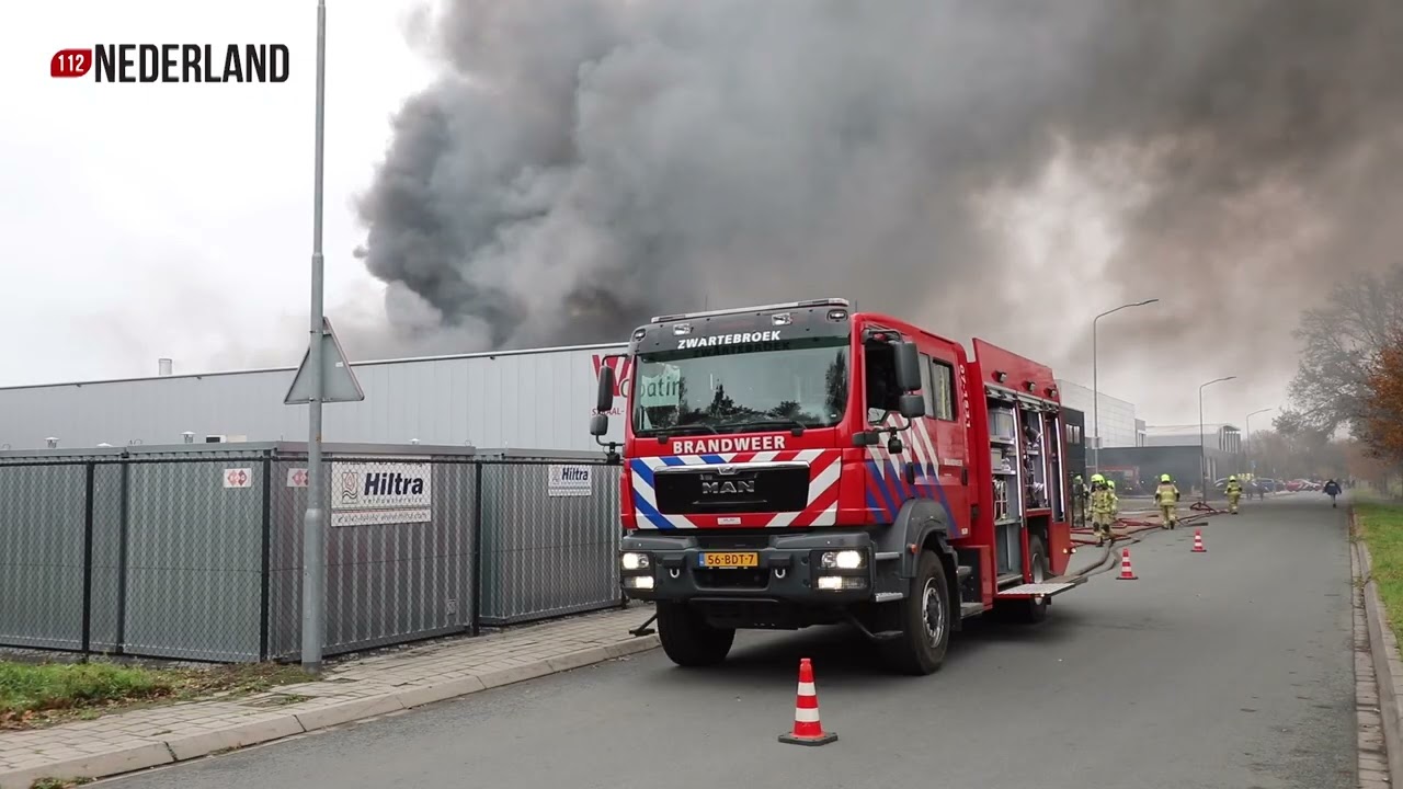 Zeer grote brand uitgebroken in bedrijfshal