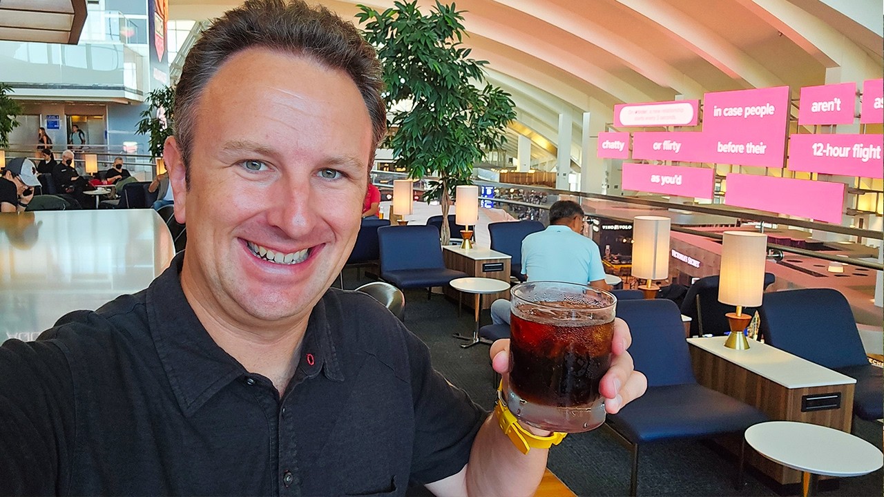 Внутри зала ожидания Star Alliance в аэропорту Лос-Анджелеса LAX
