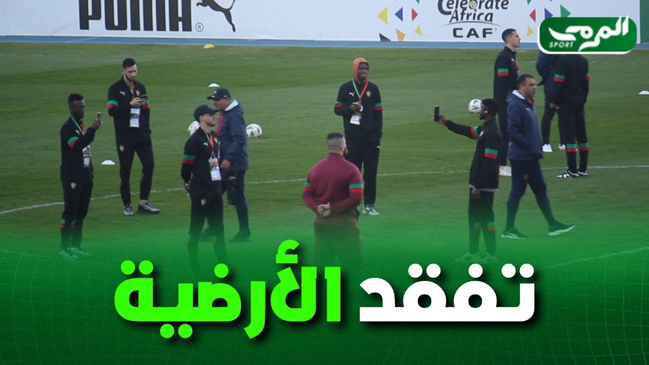 لحظة دخول لاعبي مولودية الجزائر لتفقد أرضية ميدان ملعب 5 جويلية وسط أهازيج قوية من الشناوة