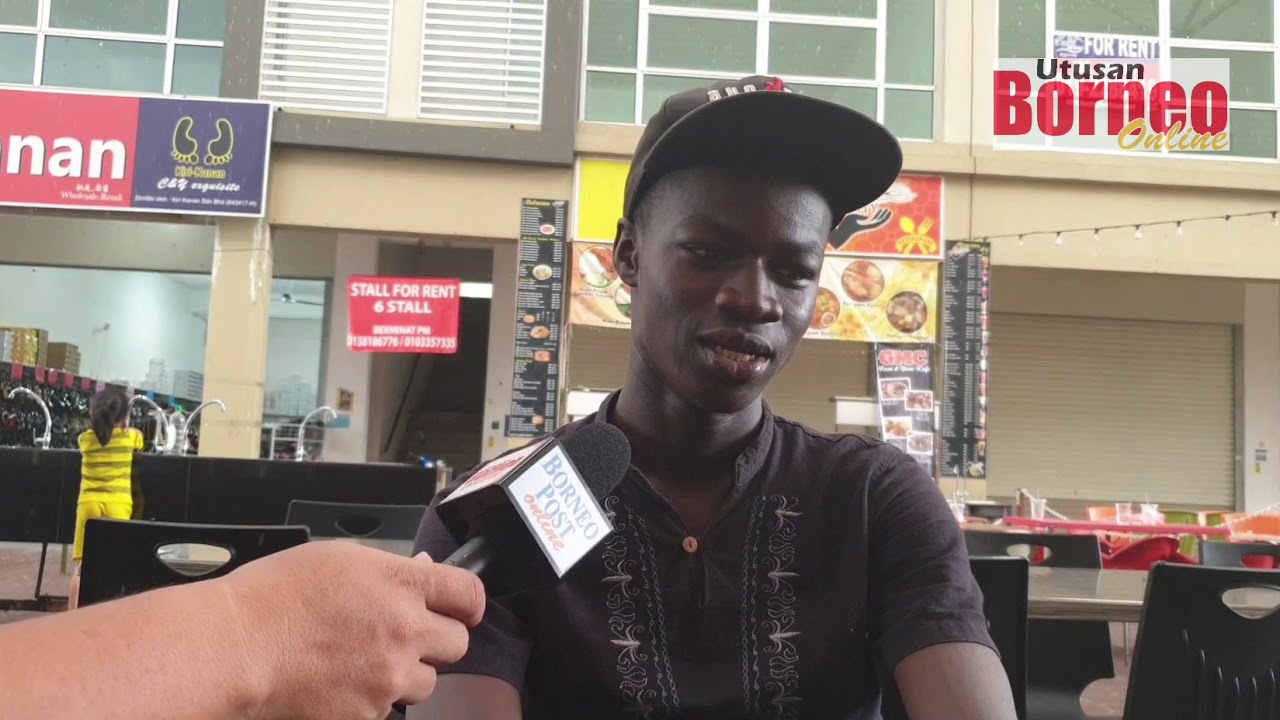 Remaja Ghana fasih bertutur bahasa Melayu Sarawak.