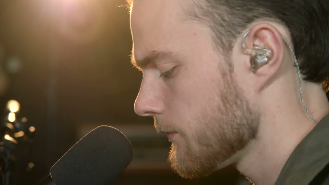 Ásgeir performs 