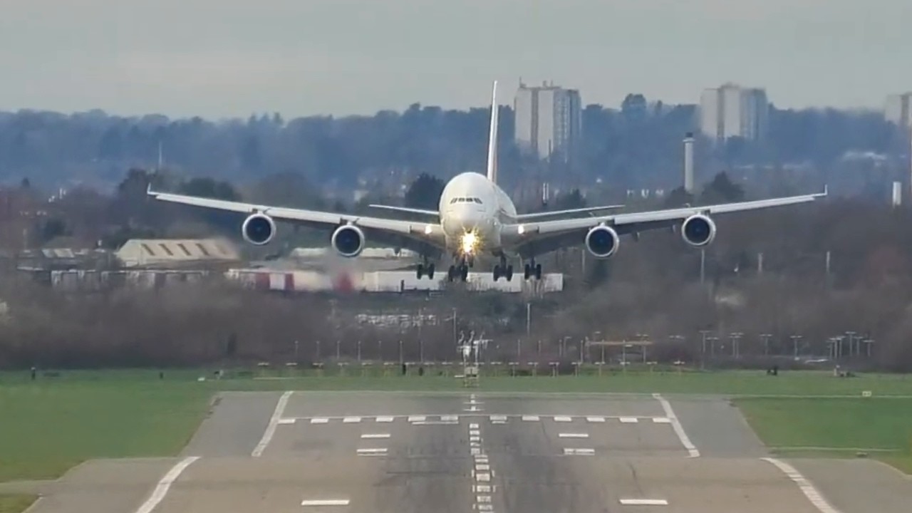 Birmingham Airport ( BHX ) Livestream - A3880 Delayed Arrival 10th March 26