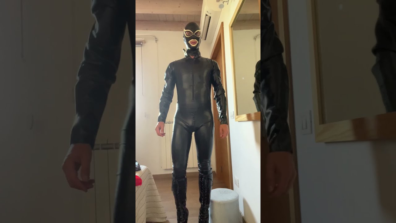 LATEX lovers PROBLEMS: (Sometimes) It's not simple to wear a tight latex hood #latex #rubbermask