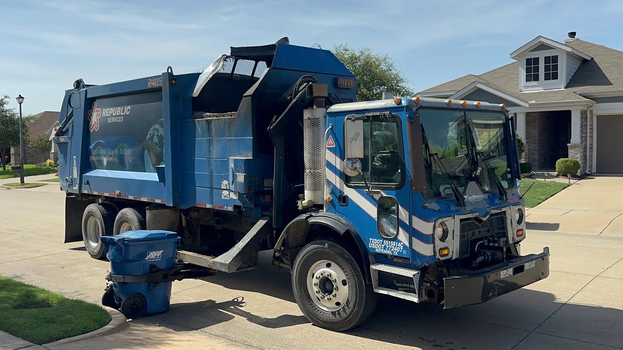 Republic Services: Awesome Heil DuraPack 7000 Garbage Truck ft. David Bunnie! 