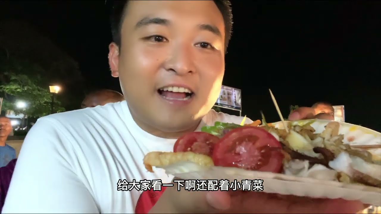 非洲竞有小吃摊，带俩保镖席卷各个摊位，边吃边走不亦乐乎