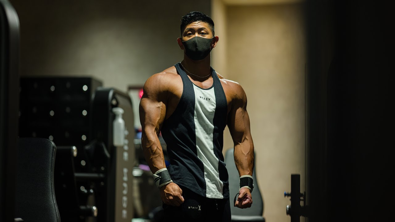 寺島遼選手の胸トレ【胸にダイレクトに効かせるペックフライ＆フィジークにおける腹筋のコントロール】