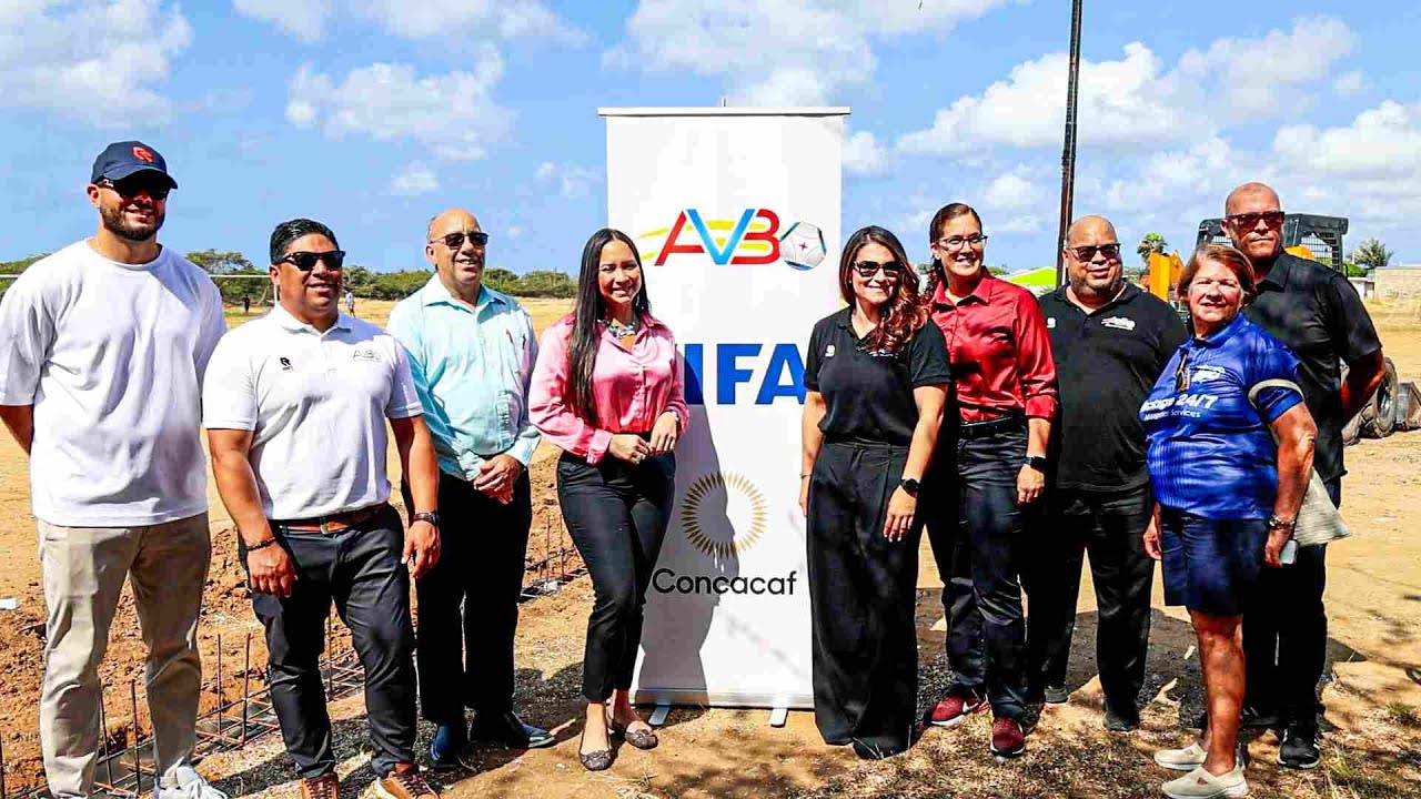 Man na obra: Inicio oficial di e Fifa Turf Arena na S.V Unistars