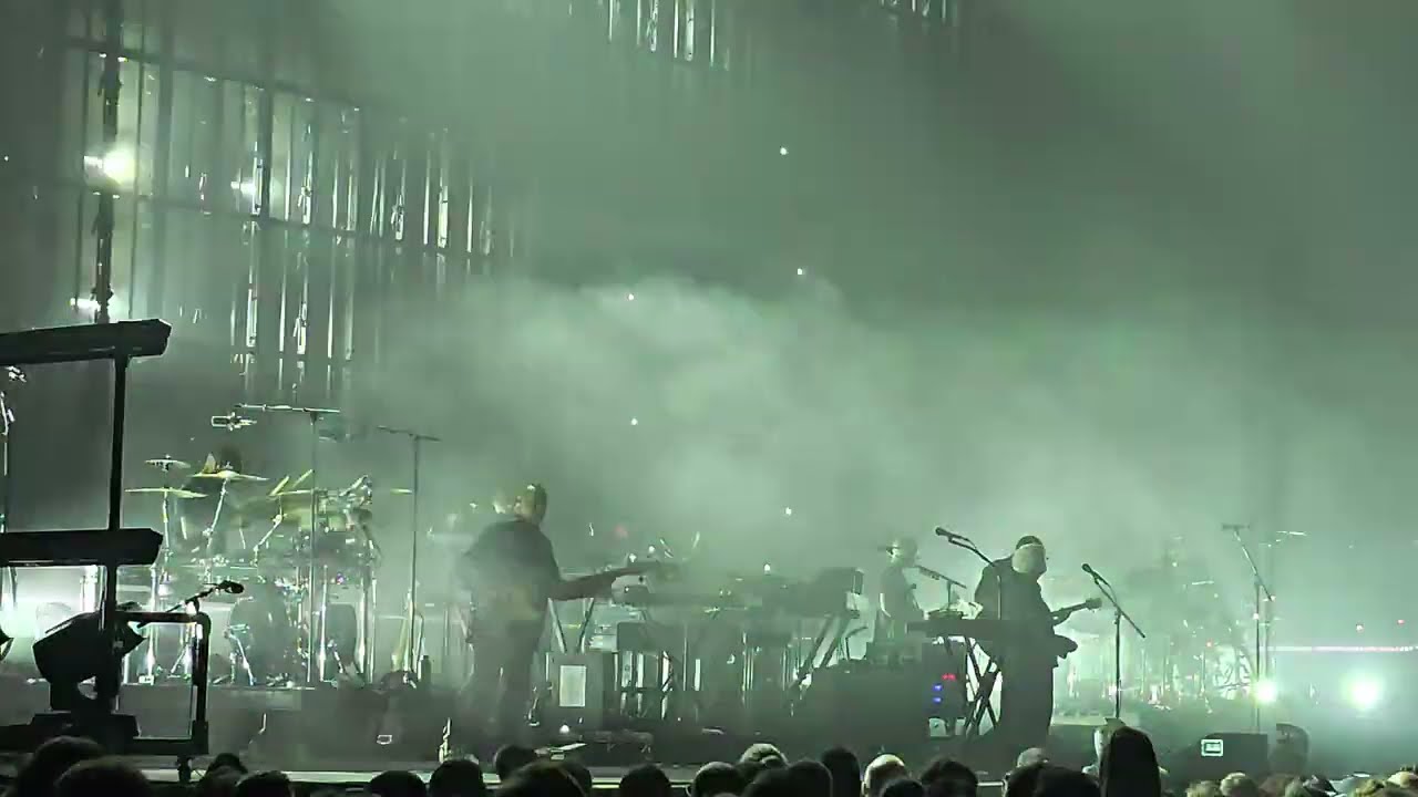 Massive Attack - Group Four (feat. Liz Fraser) (6/6) Live Le Zenith Paris 20250609 224853 HD