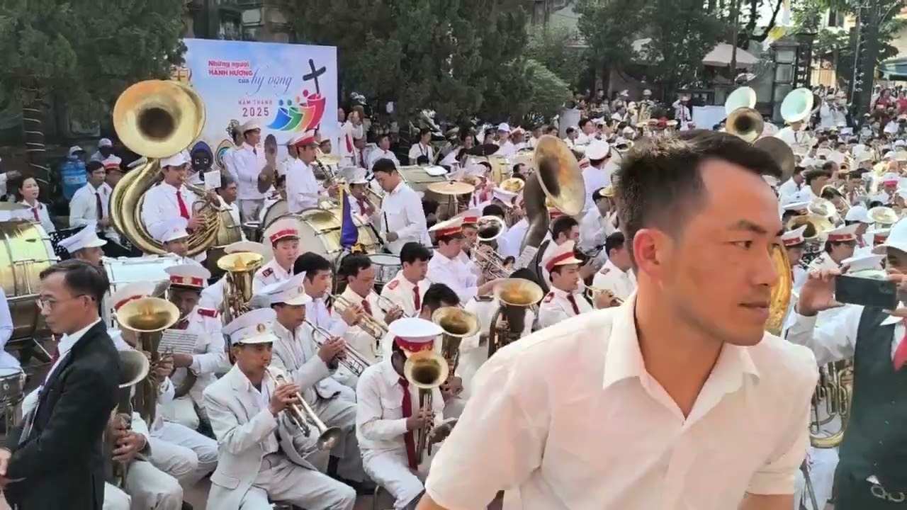 Tham dự thánh lễ đại hội Trống Kèn tại nhà thờ Sở Kiện ngày 23/11/25