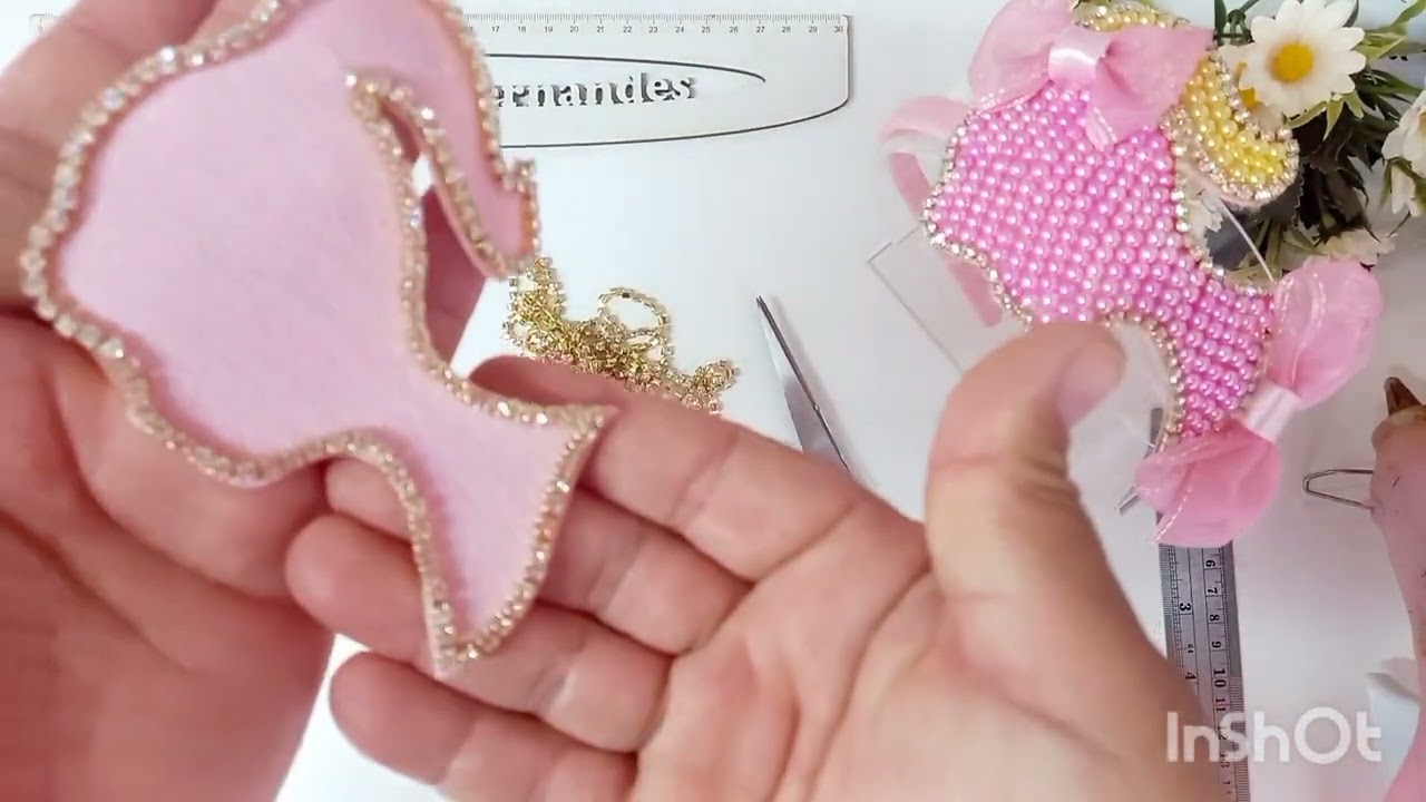 Tiara infantil Barbie de pérolas.