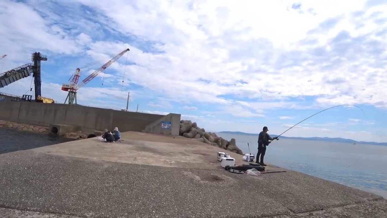 [ 4K ]2025年09月27日(土曜日)午前【播磨新島（本荘の人工島）】赤灯台の防波堤の海釣りの風景。