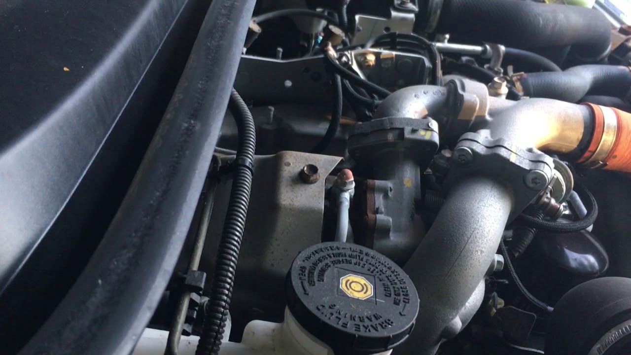 Isuzu D-Max 2.5 Twin Turbo diesel engine start up + rev sound