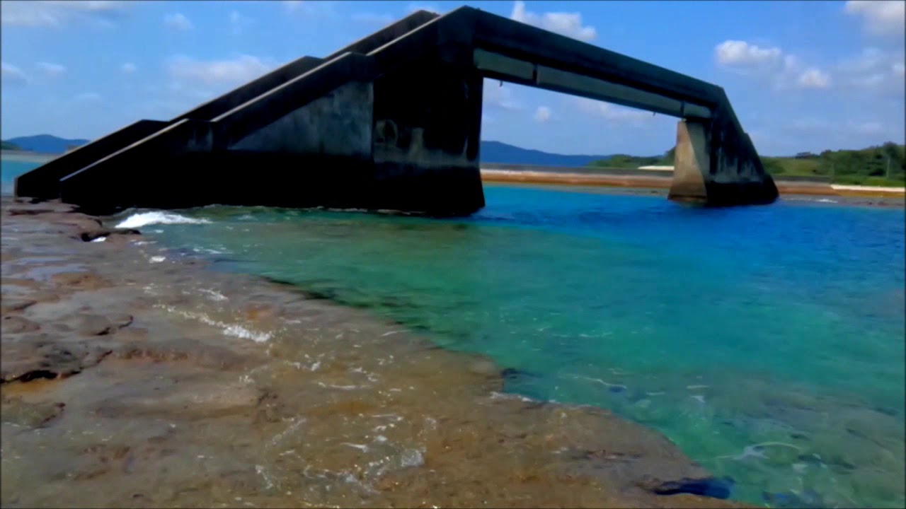 久米島の海の中に架かるシールガチ橋