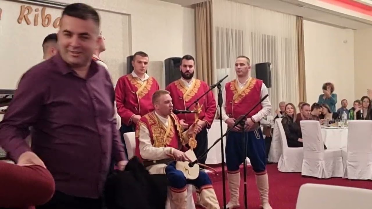 Guslar Miloš Lučić sa Gačanima na Večeri Hercegovaca u Novom Sadu