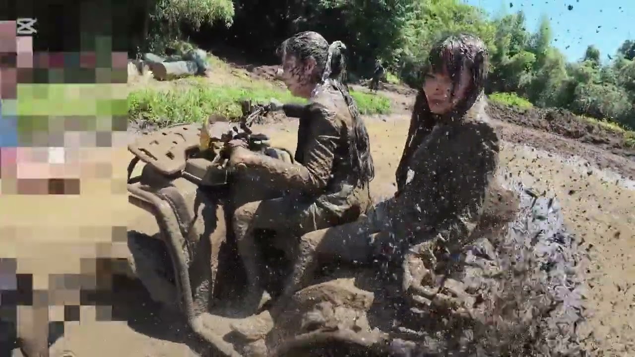 【1min CLIP】必ずハマる…恐怖の深い泥道 #バギー #アウトドア