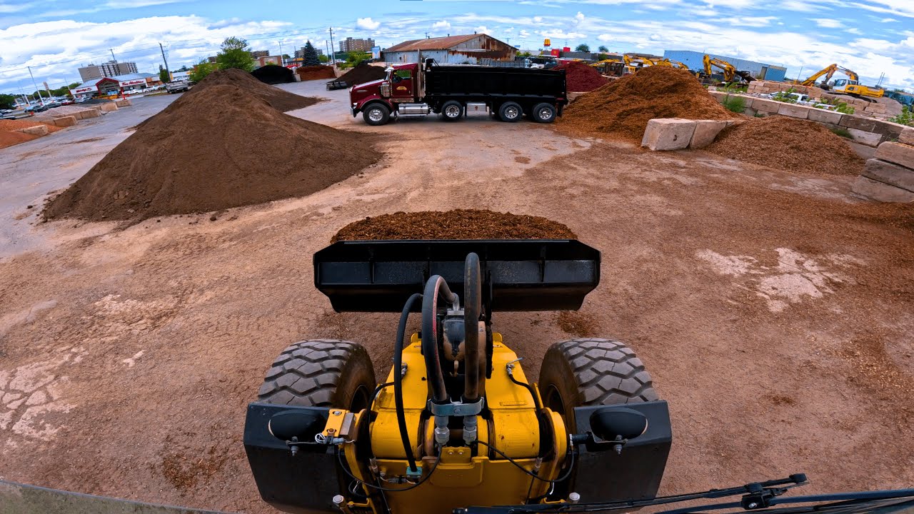 20 Yards of Mulch On a Tri-Axle... Caterpillar 930H Loading Trucks!