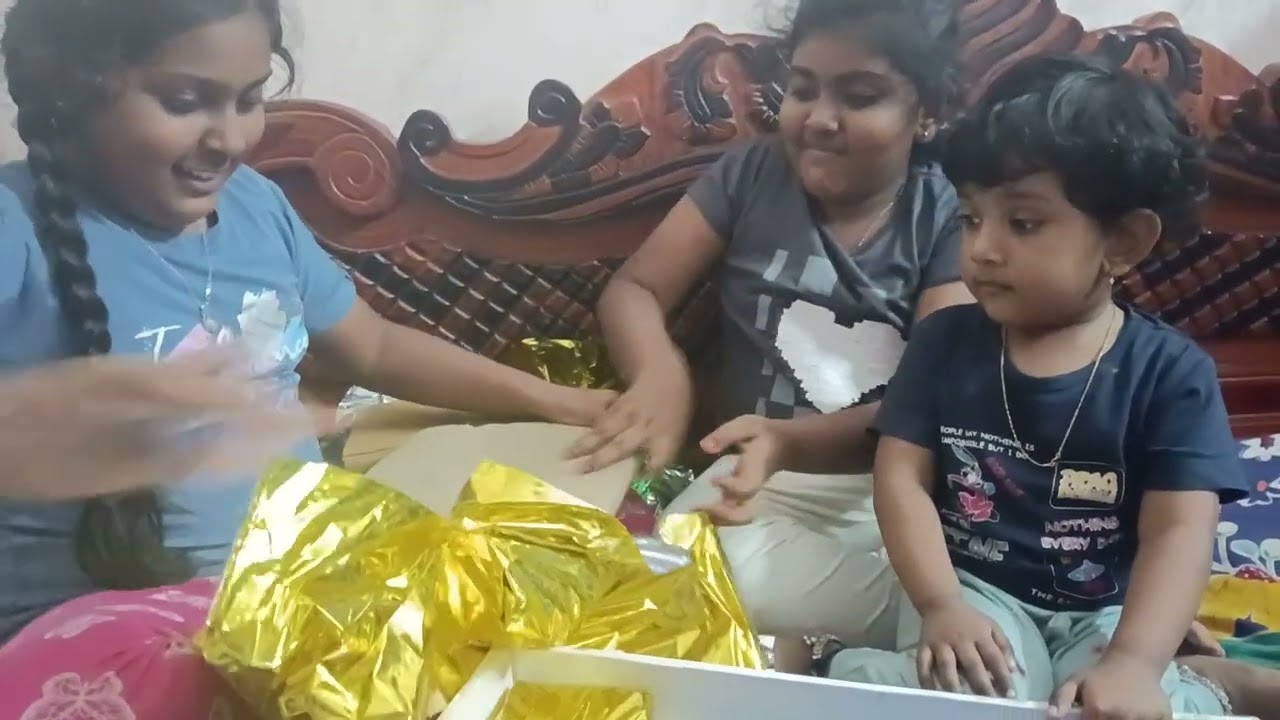 My sister Alaina's birthday 🎂💐😍 gifts unboxing 🎁🎉🍫