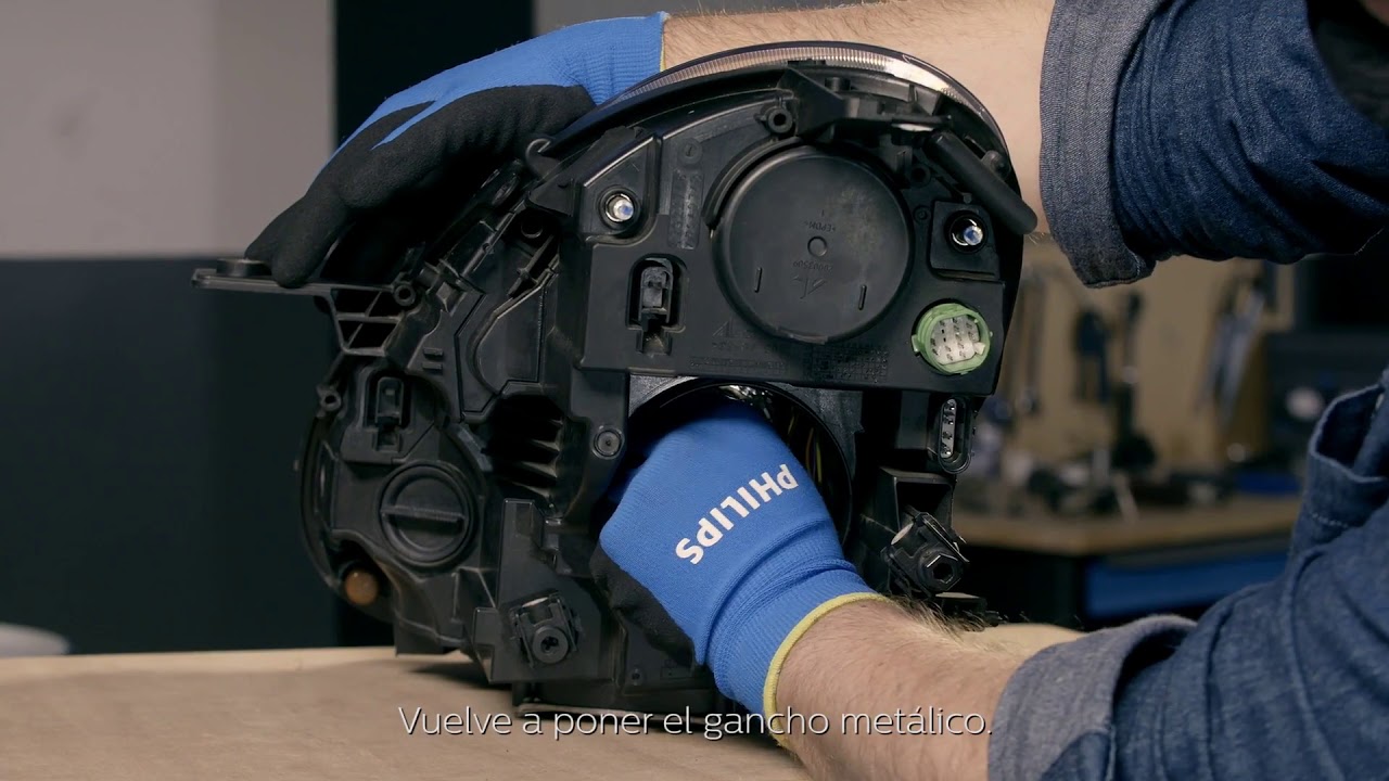 Tutorial Philips: Vea c&oacute;mo instalar las l&aacute;mparas Philips en los faros en un Alfa Romeo Giuletta