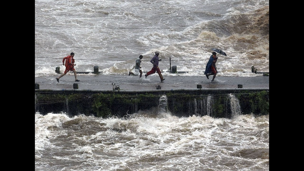 Kerala Floods 2018# Officer Risks His Life To Save A Child From Overflowing River