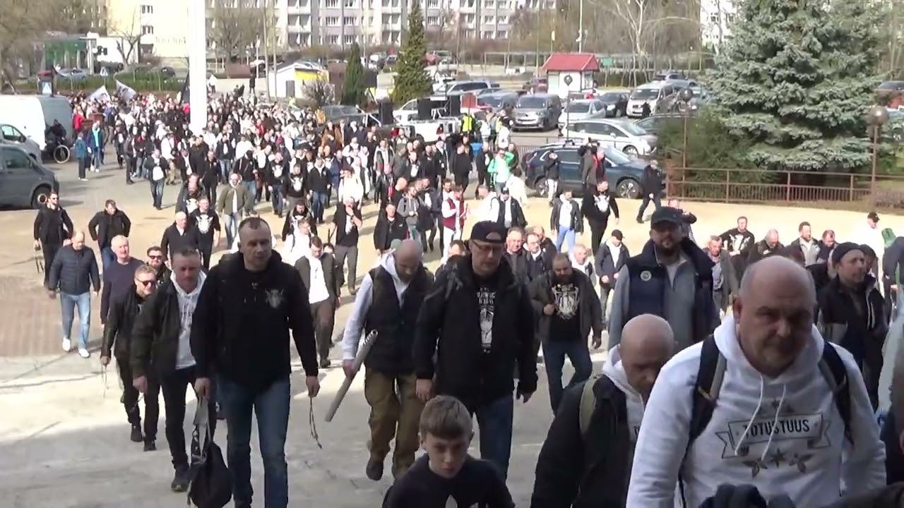 Wojownicy Maryi wchodzą do kościoła Nawiedzenia NMP w Poznaniu