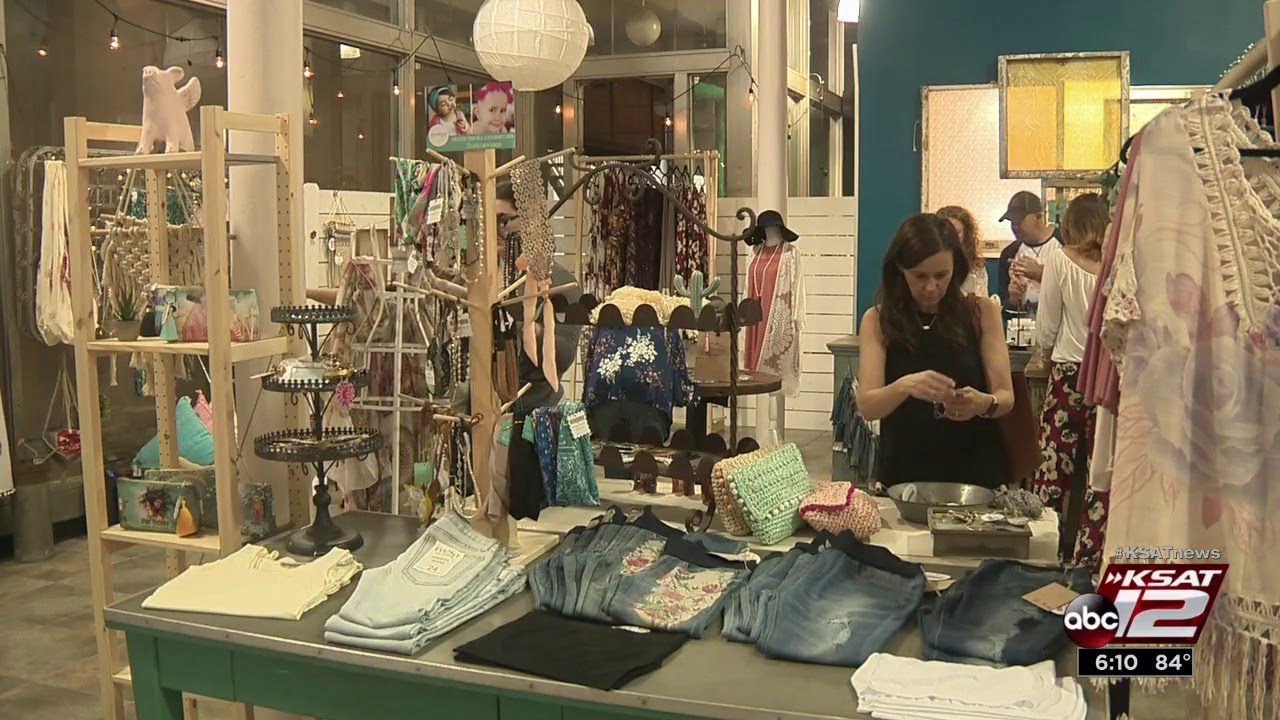 Retail shops pop up on East Houston Street