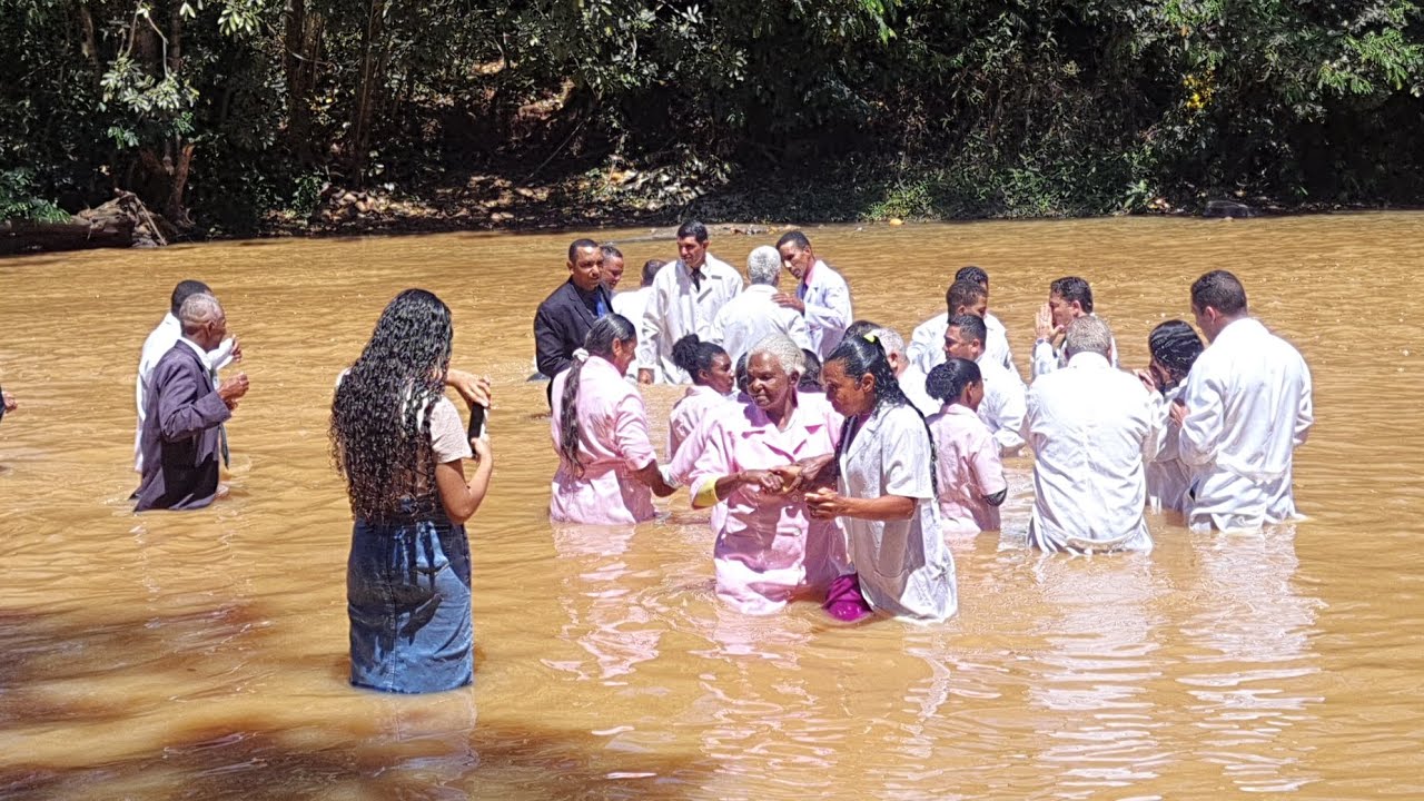 Momento do batismo nas águas 