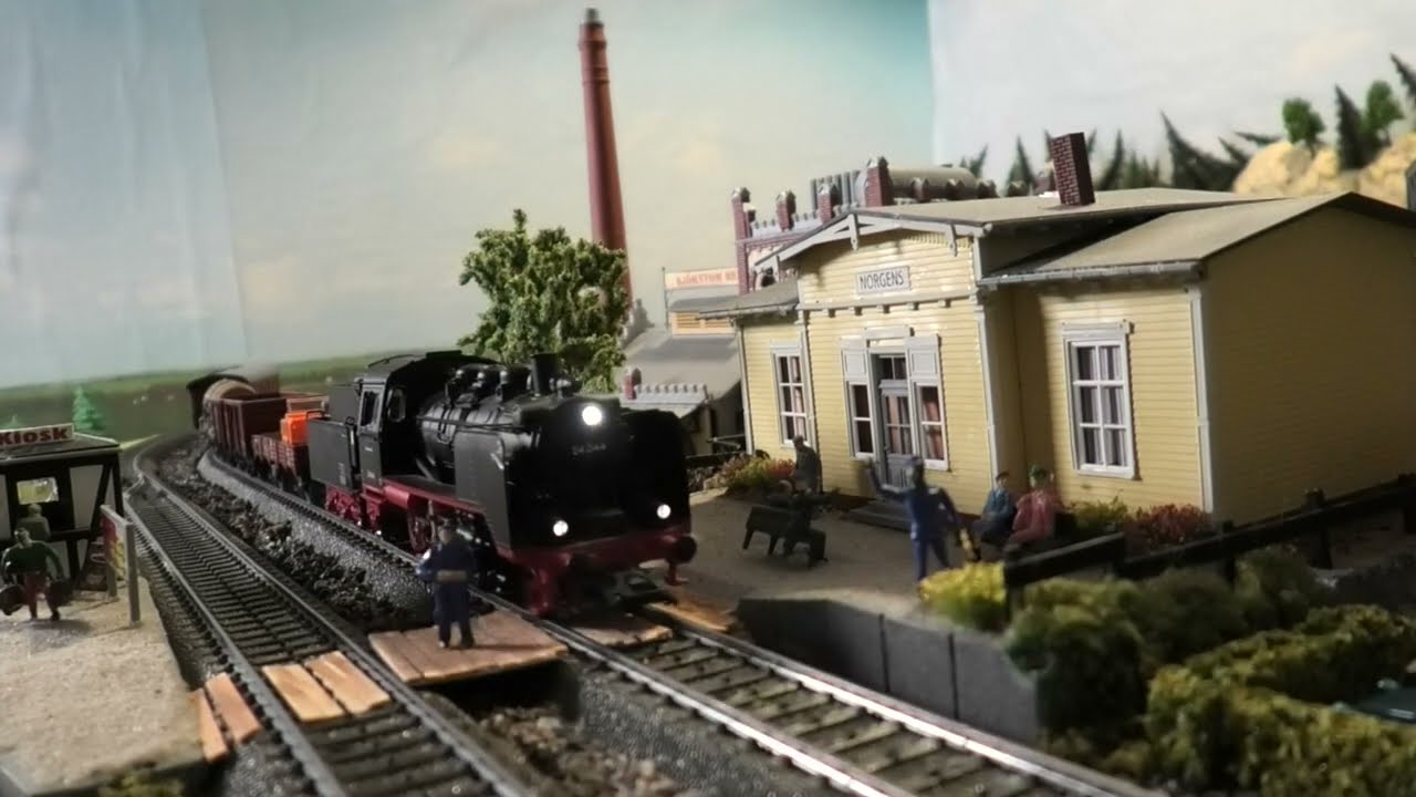 Skalan i landskapet på modelljärnvägen