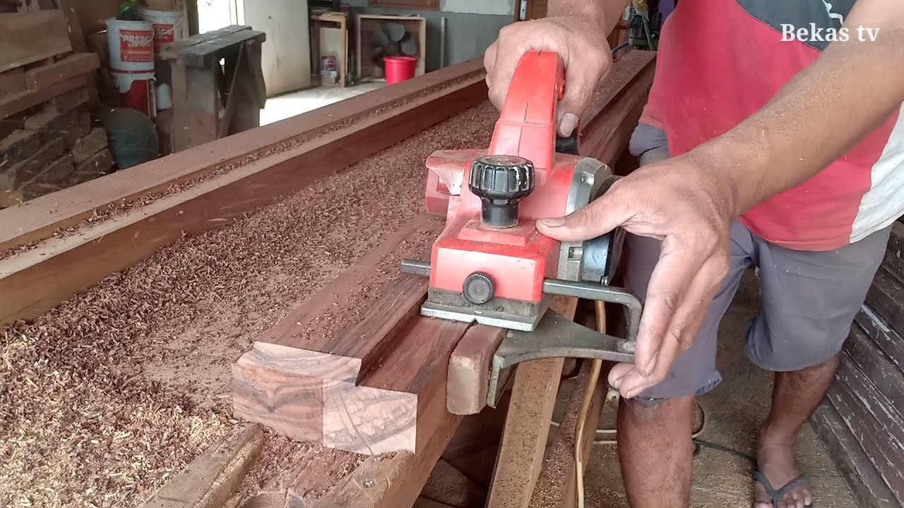 Методы и приемы изготовления минималистичных деревянных дверных коробок из использованной древесины.