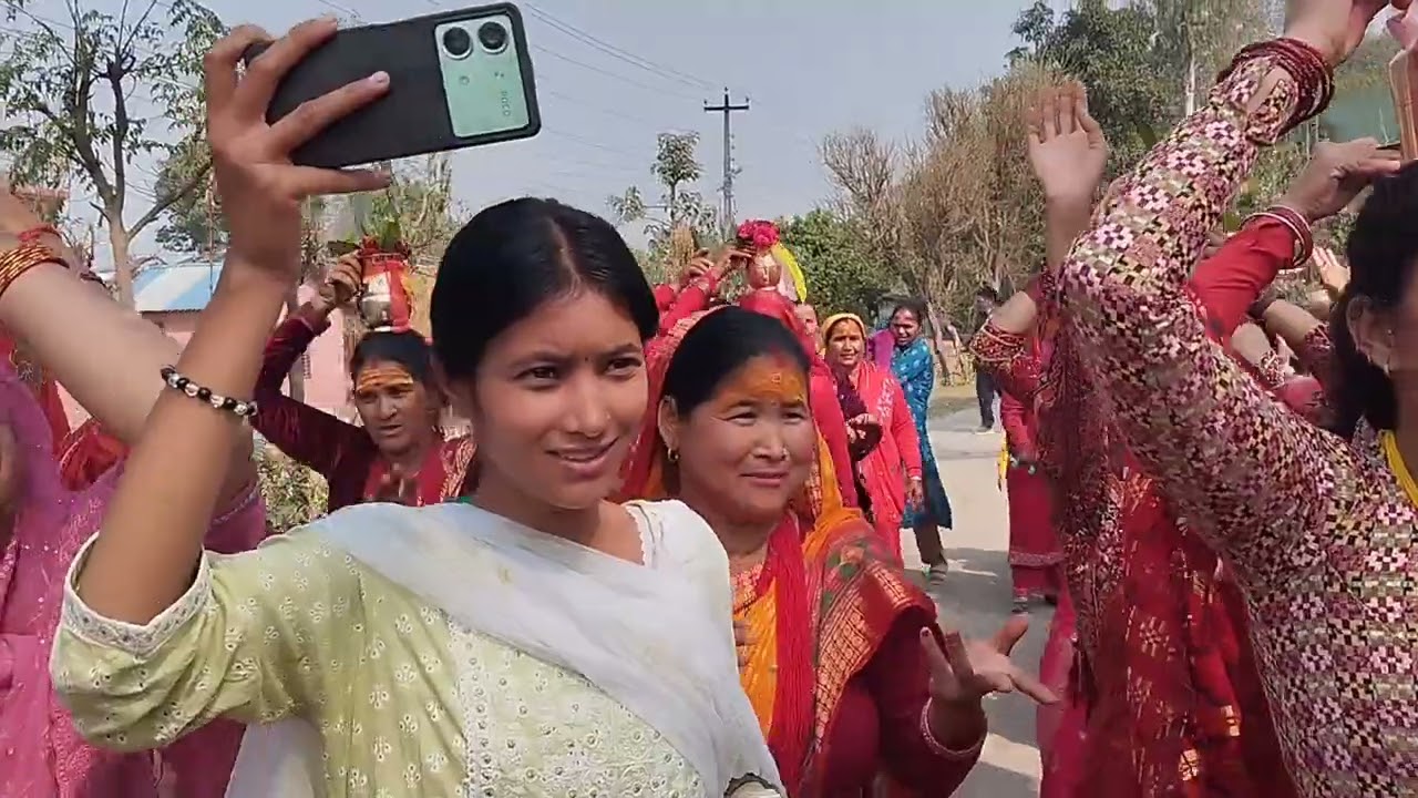 बेलौरी-१ मटैयामा श्री सिद्धेश्वर महादेव मन्दिरको उद्घाटनमा भएको कलश यात्रा ।