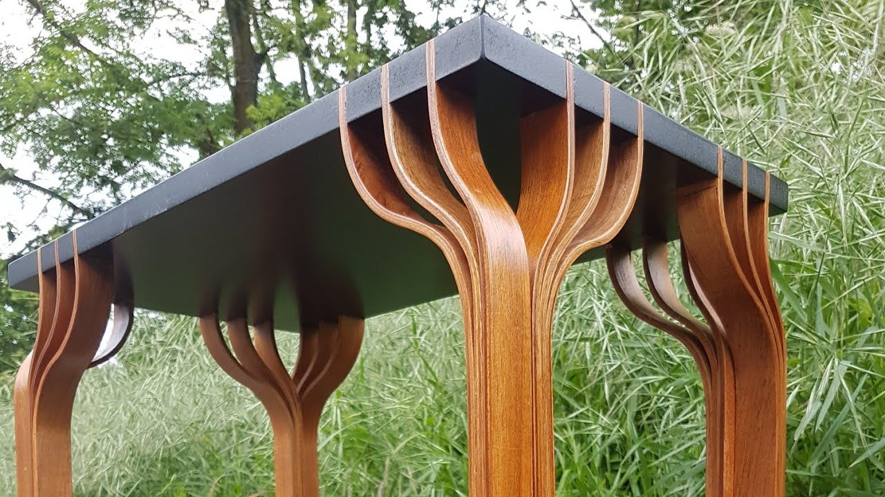Entaillage à la scie à format pour la petite table