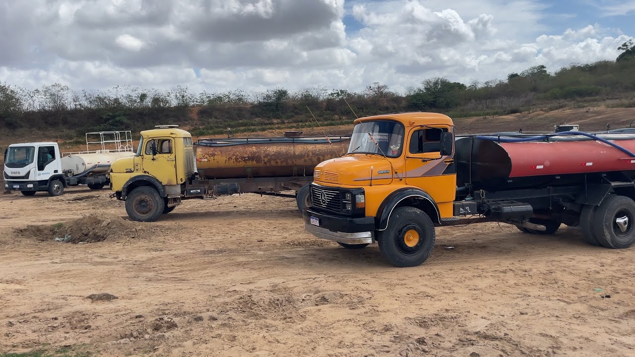Os carros pipas lotam o açude do anafê,já são 8 dias sem chover na seca que castiga Araruna pb