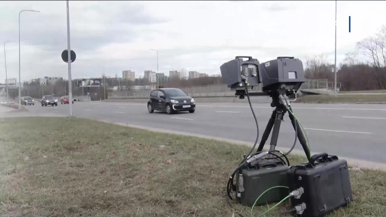 Greičio matuoklius klaidinti bandantys vairuotojai valstybinius numerius slepia plėvele, dažais, bet