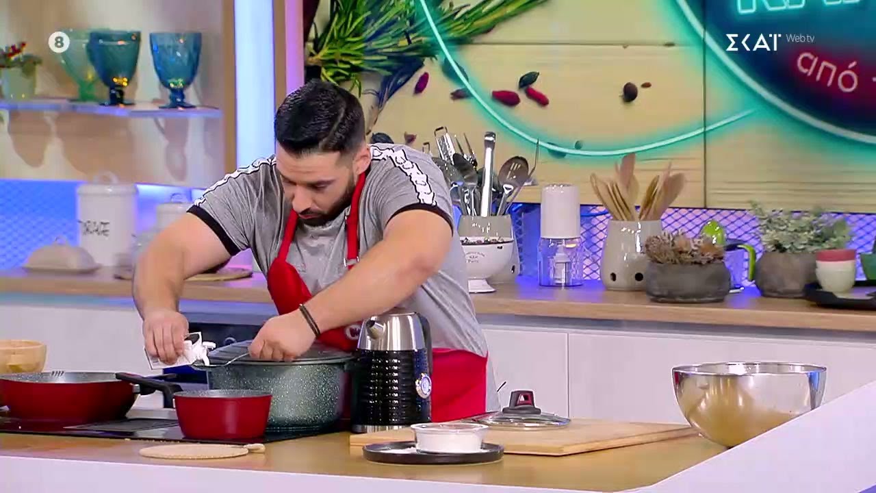 Ο Χρήστος μας ετοιμάζει σνίτσελ κοτόπουλο με σως παρμεζάνας και πατάτες baby | 27/09/2024