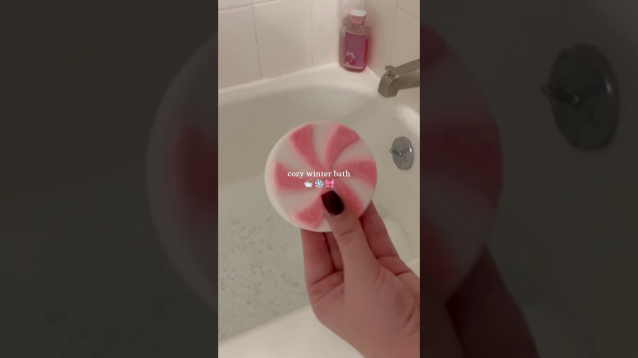 cozy winter bath 🛁❄️🎀 #winteraesthetic #bathbomb #cozy #bathroutine #aesthetic #winter #christmas