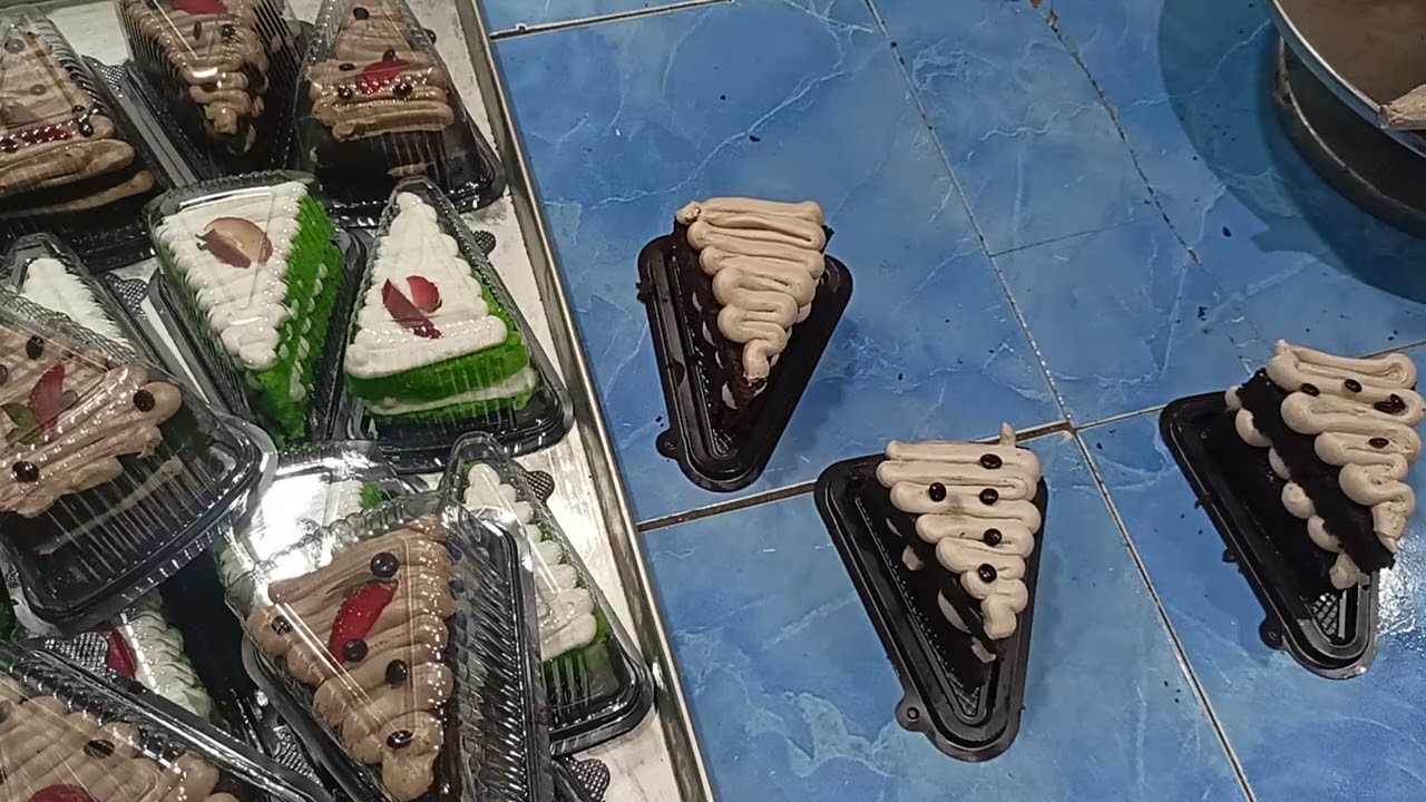 GEMBRUUUEEEDEK PAS TOPING KUE SLICE CAKE....🤭🤣