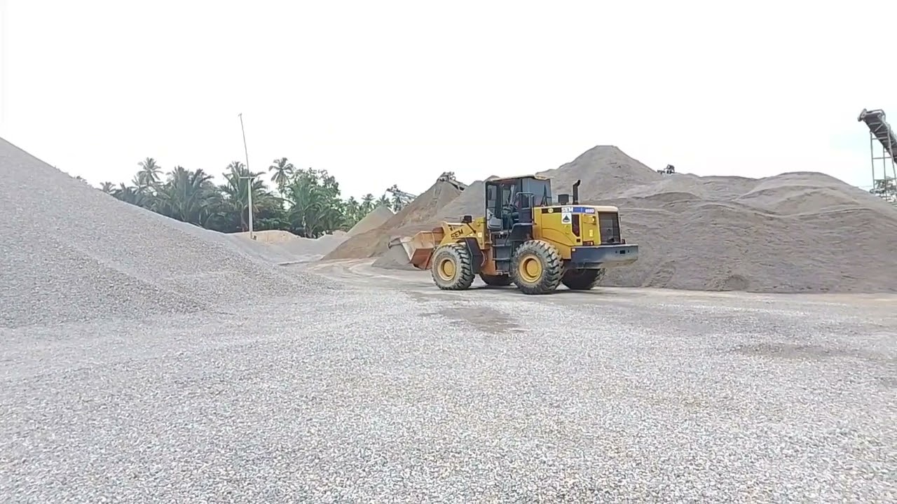 Proses pindahkan material di bawah conveyor crusher (@ZayyanAlthezza-uv5gp ) 
