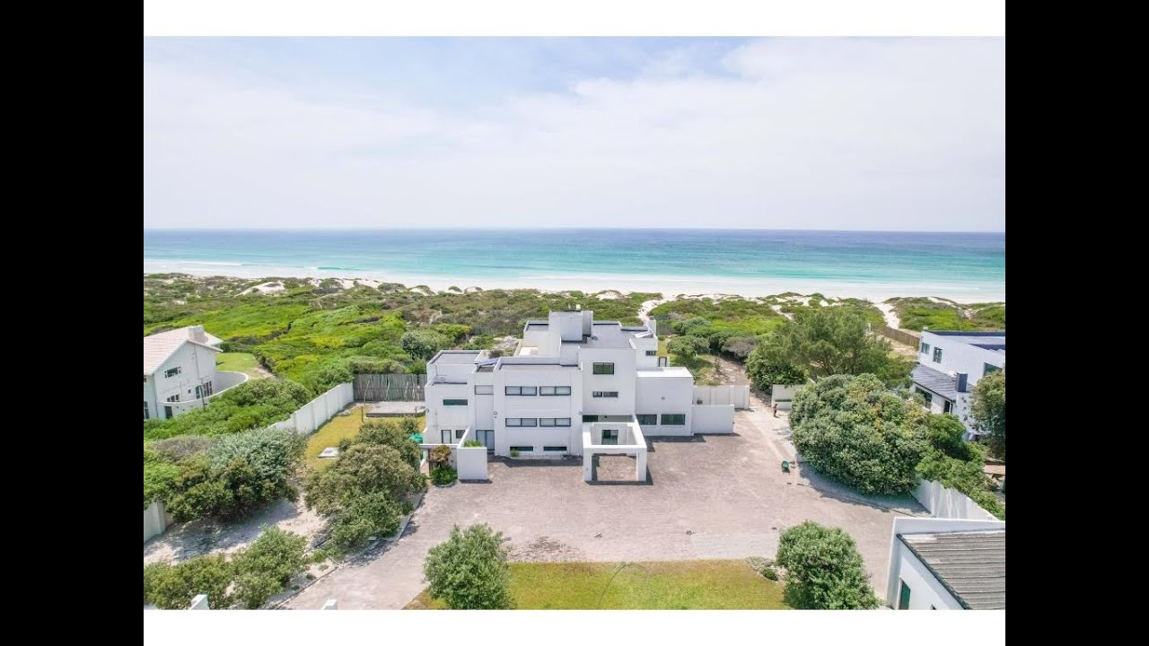 6 Bedroom House For Sale in Struisbaai, Western Cape