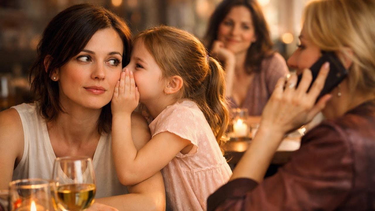 ELA estava sendo IGNORADA no ENCONTRO — até que a MENINA DISSE: “MINHA MÃE QUER TE CONHECER”